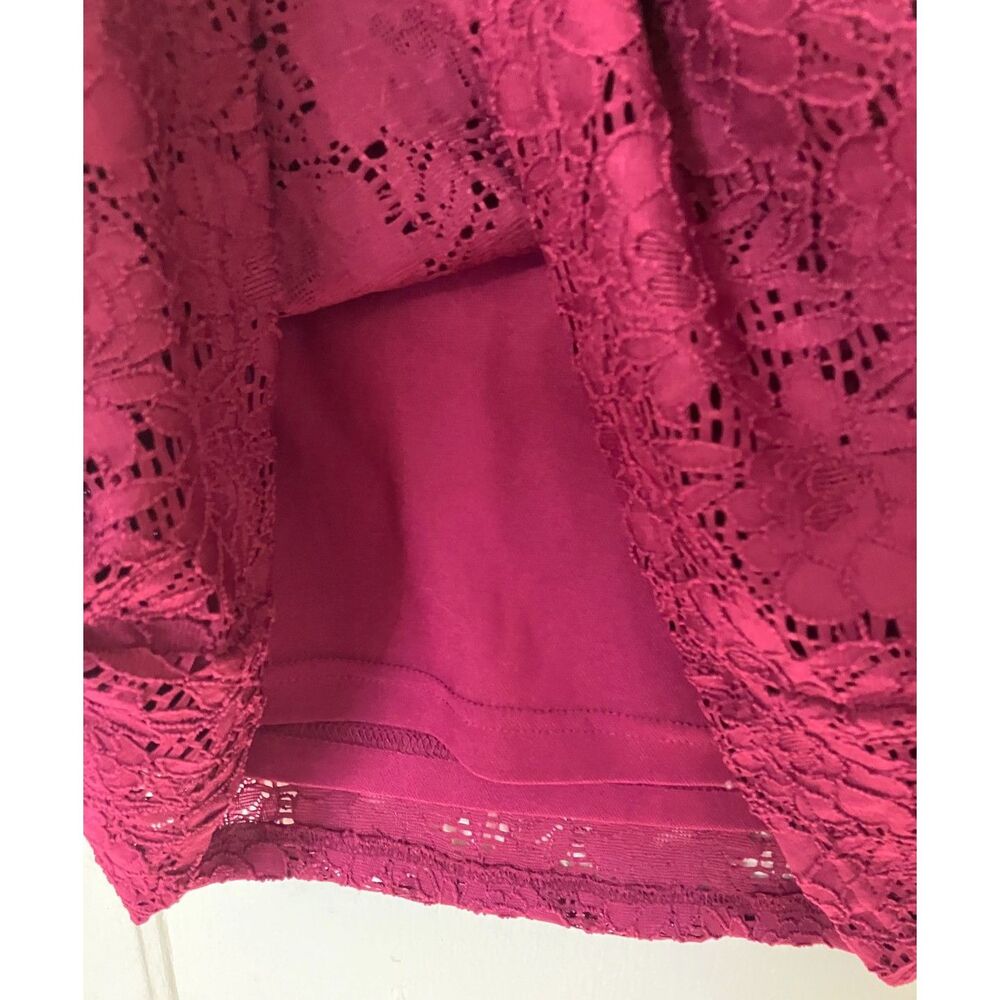 Raspberry lace tank - Picture 3 of 6